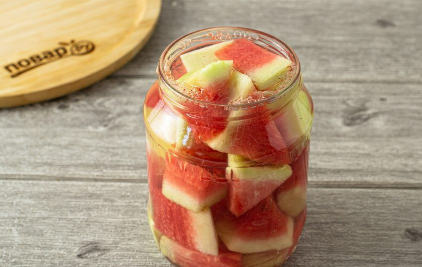 1. Этап. Закатка арбузов: Влейте горячий маринад в банку.