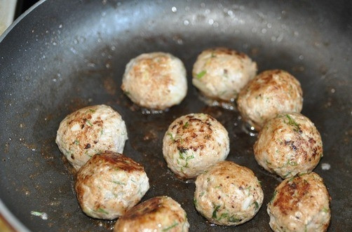 1. Этап. Картофельные гнезда с фаршем: В сковородку влейте немного растительного масла. Можно использовать подсолнечное или оливковое. Хорошенько его разогрейте. Затем обжарьте в нем тефтельки со всех сторон на сильном огне, чтоб они 