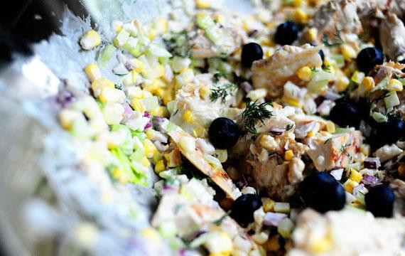 1. Этап. Куриный салат с сыром фета и кукурузой: Добавить чернику, разложить салат на порции, посыпать каждую порцию сыром фета и подавать.