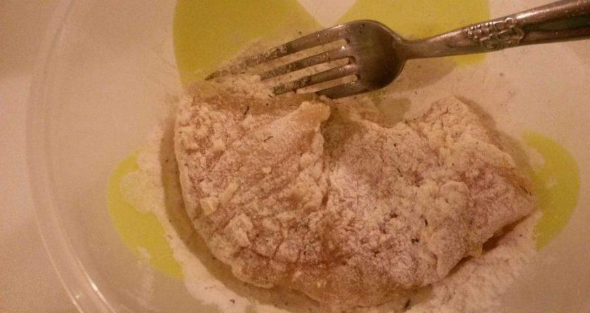 1. Этап. Щучье филе в кляре: Затем обваляйте в муке, смешанной с лимонным перцем и солью.