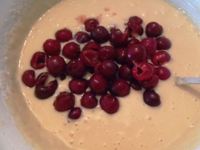 1. Этап. Пирог с вишней на кефире: Добавьте в тесто вишни, перемешайте. Выложите все в смазанную форму для выпекания и отправьте в разогретую духовку на 40 минут. Готовый пирог немного остудите и подайте на стол.