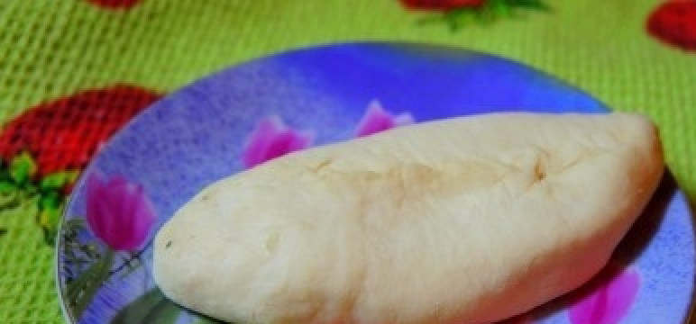 1. Этап. Пирожки с картошкой без дрожжей: Тесто раскатайте на шарики, затем сделайте лепешки, внутрь каждой вложите начинку. Сформируйте пирожки. Затем обжарьте на растительном масле с двух сторон.