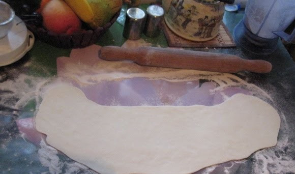 1. Этап. Торт Феи: 12. Пока она стоит в холодильнике, раскатать пласт мастики и для нее.