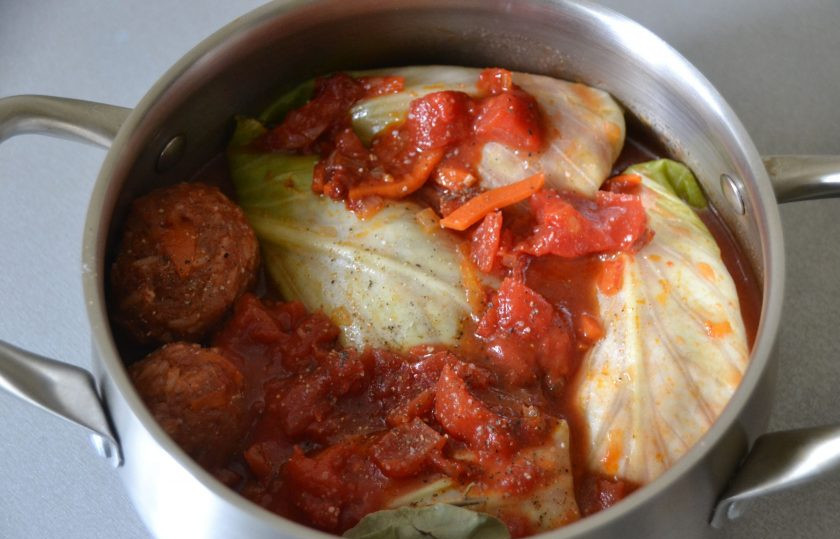 1. Этап. Голубцы по-цыгански: Выложите второй слой голубцов и оставшуюся зажарку. Кипяток вылейте в сковороду и соберите остатки овощной зажарки. Слейте воду в голубцы. Тушите голубцы на небольшом огне 40-45 минут. Если капуста осенняя (жесткая), можно потушить подольше.