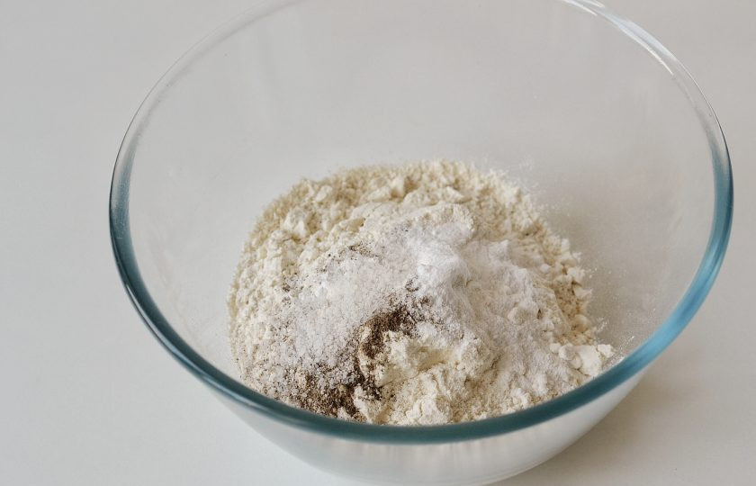 1. Этап. Вафли из брокколи: В большой миске смешайте все сухие ингредиенты.