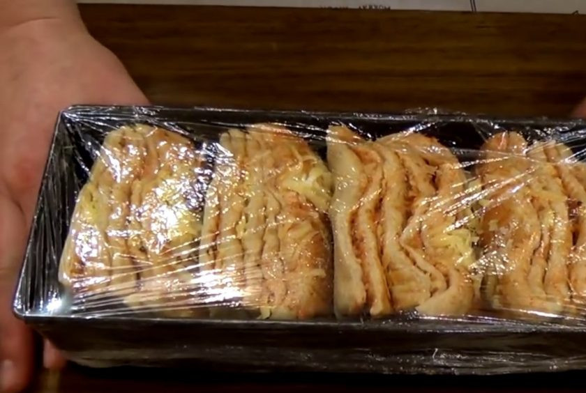 1. Этап. Хлеб Гармошка на пиве с сыром: 5. Разрежьте тесто на четыре ровные части и вертикально поместите в смазанную растительным маслом форму. Накройте хлеб пищевой пленкой и оставьте на 60 минут. Выпекайте хлеб в разогретой до 220 градусов духовке 10 минут. Снизьте температуру до 200 градусов и пеките еще 40 минут. Чтоб верхушка не подгорала, можете прикрыть хлеб фольгой.