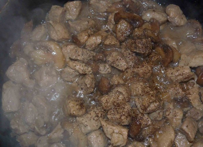 1. Этап. Свинина с фасолью в горшочках: Посыпаем солью, перцем и специями по вкусу.