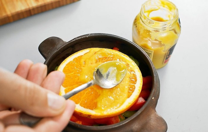 1. Этап. Телятина в горшочках: Затем положите сверху тот самый ранее отрезанный кружок апельсина. Смажьте горчицей и посыпьте корицей.