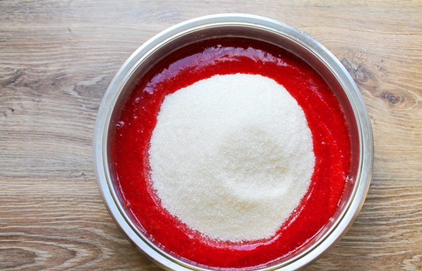 1. Этап. Варенье из калины без косточек: Всыпьте в мякоть калины сахар и перемешайте.