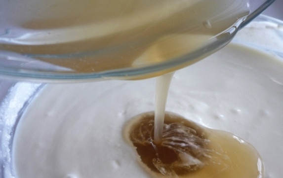 1. Этап. Легкий творожный торт: Через 40 минут желатин подогрейте на водяной бане, пока он полностью не растворится. Затем остудите его и влейте в творожную массу. Всё тщательно перемешайте.