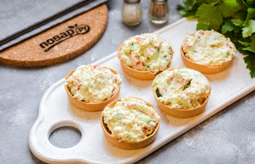 1. Этап. Тарталетки с авокадо и крабовыми палочками: Перемешайте все компоненты и наполните тарталетки. Подавайте к столу.