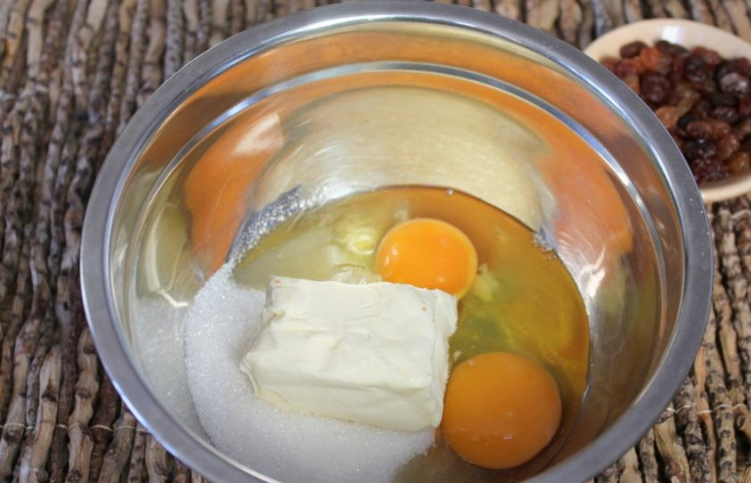 1. Этап. Печенье с изюмом из ржаной муки: Кладем кусочек мягкого масла.