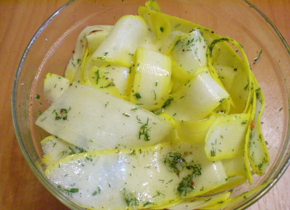 1. Этап. Быстрые маринованные кабачки: Смешиваем маринад и кабачки. Отправляем в холод на 2 часа.