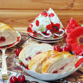 Сдобная плетенка с черешней