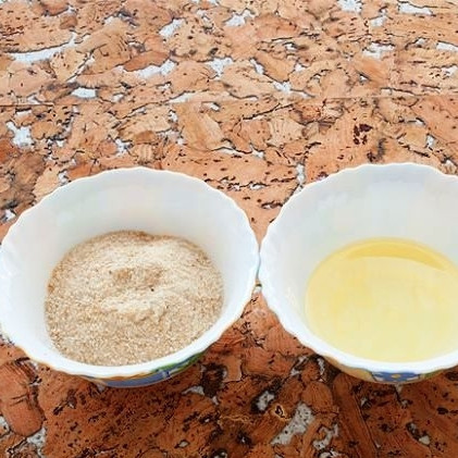 1. Этап. Картофельные гомбовцы: Картофель отвариваем в подсоленной воде до готовности. Тем временем приготовим панировочные сухари: для этого сухари необходимо обжарить в подсолнечном масле до коричневого цвета.