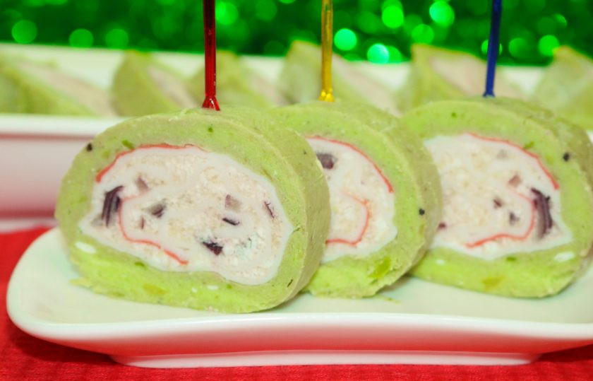 1. Этап. Острая шуба из авокадо с начинкой из крабовых палочек: Достаньте рулет из морозилки, нарежьте на порционные кусочки.