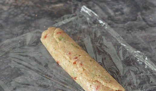 1. Этап. Рулет из индейки с ягодами годжи: Помогая себе плёнкой, сверните аккуратно рулет.