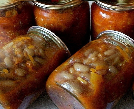 1. Этап. Салат с бобами на зиму: 11. Вот и весь секрет, как приготовить салат с бобами на зиму. Отличный вариант сытной и вкусной заготовки для всей семьи.