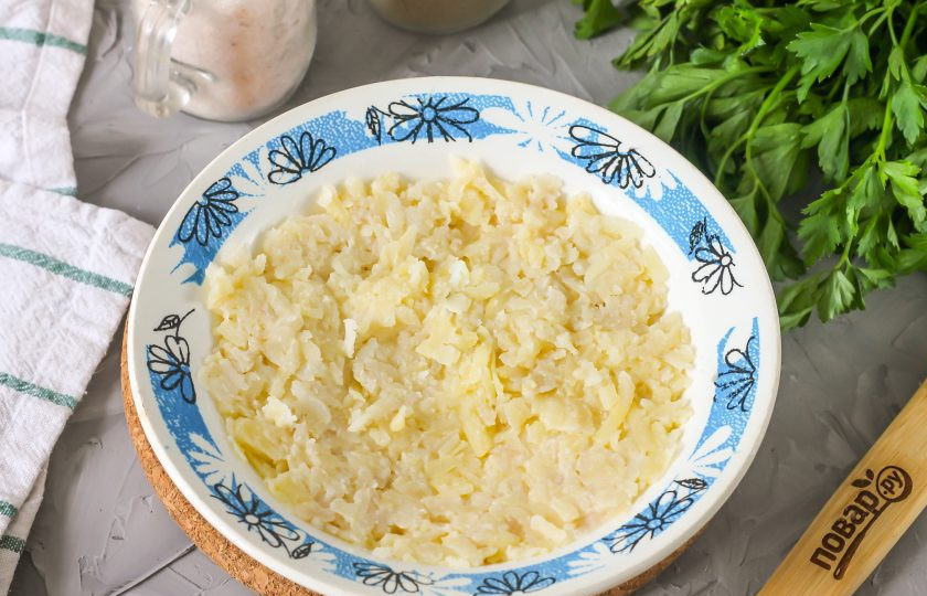 1. Этап. Селедка под шубой с мандаринами: В тарелку или на блюдо выложите слой картофеля.