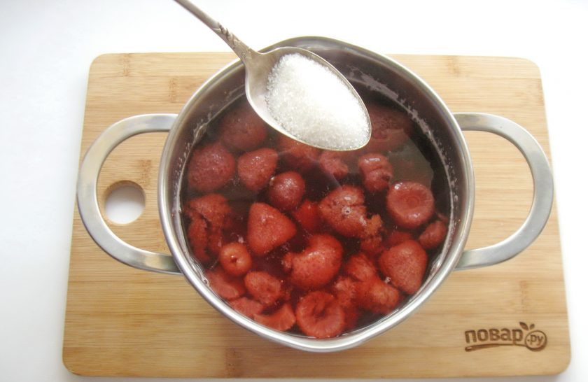 1. Этап. Компот из замороженой клубники: Варите компот 15-20 минут с момента закипания. В конце добавьте лимонную кислоту и сахар по вкусу.