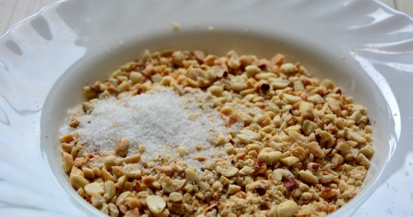 1. Этап. Туррон с арахисом: 1. Арахис измельчаю ножом или в блендере, перекладываю в тарелку, добавляю к нему ванильный сахар.