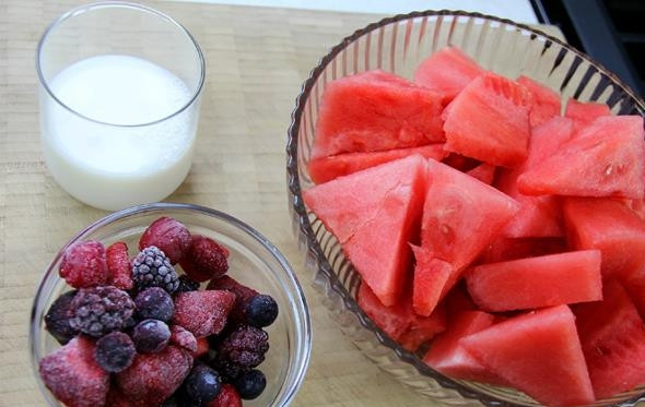1. Этап. Ягодный смузи с арбузом: 1. Очистите мякоть арбуза от кожуры и косточек, нарежьте средними кусочками. Подготовьте ягоды и холодное молоко.
