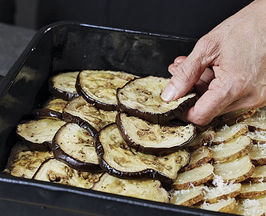 1. Этап. Мусака с баклажанами и картофелем: 7. Сверху выложите баклажаны.