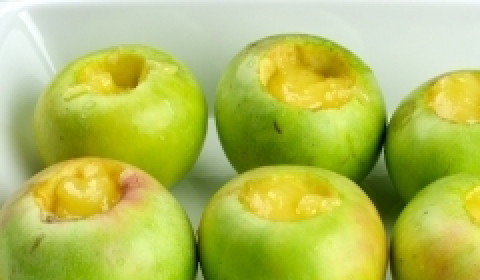 1. Этап. Печеные яблоки в микроволновке: Выкладываем яблоки в посуду для микроволновки и в серединку каждого яблока добавляем мед. Количество меда зависит от того, какой степени сладости вы хотите получить десерт и насколько кислые у вас яблоки. Я кладу по 1.5-2 чайных ложки.