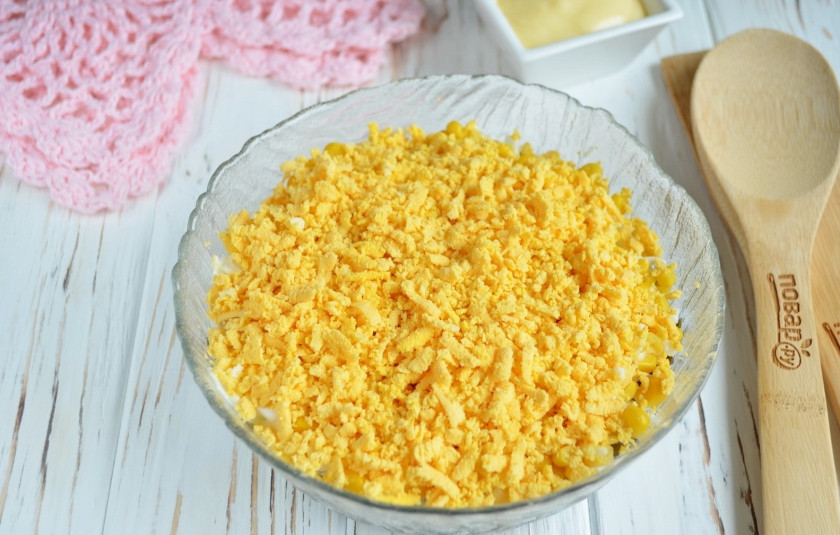 1. Этап. Салат на 8 Марта из морской капусты: Последний слой — тертые яичные желтки.