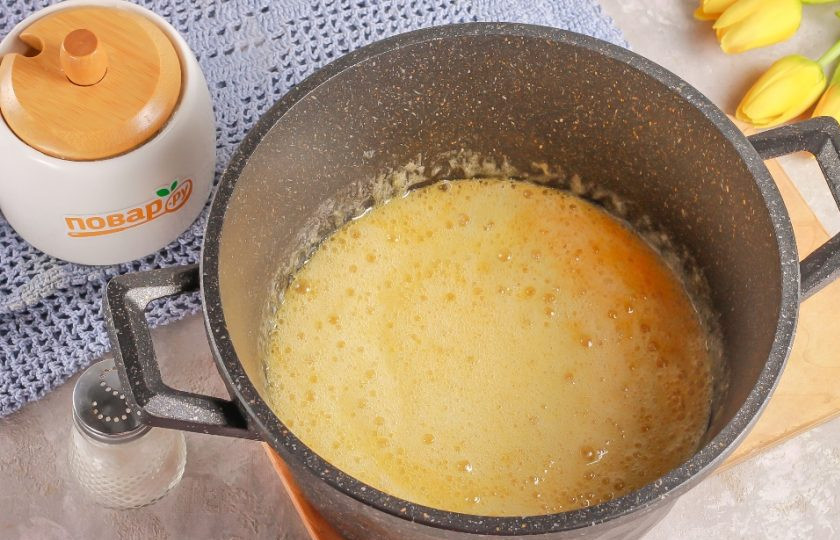 1. Этап. Медовик с вареной сгущенкой и сметаной: Всыпьте сахар и соль, тщательно перемешайте и прогрейте до растопления сливочного масла. Затем добавьте соду и перемешайте — будьте аккуратны! При добавлении соды образуется очень обильная пышная пена! Выключите нагрев.