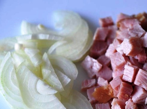 1. Этап. Салат в заварных булочках: Порежьте мясо и лук.