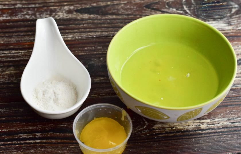 1. Этап. Медовое суфле: Подготовьте ингредиенты. Отделите предварительно белки от желтков.