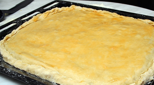 1. Этап. Пирог с сыром и мясом: Второй кусочек теста раскатываем, накрываем им начинку, аккуратненько скрепляем края пирога. Отправляем пирог в духовку и выпекаем 40-50 минут при 180 градусах.