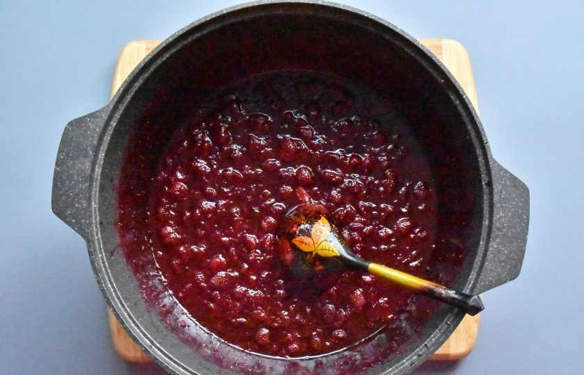 1. Этап. Клубничный джем с бальзамическим уксусом: На уваривание данного количества джема потребуется не менее 25 минут при интенсивном кипении. Время зависит от количества и качества ягоды. Когда джем загустеет, начнет булькать и «плеваться» влейте бальзамический уксус. Перемешайте и отключите огонь.