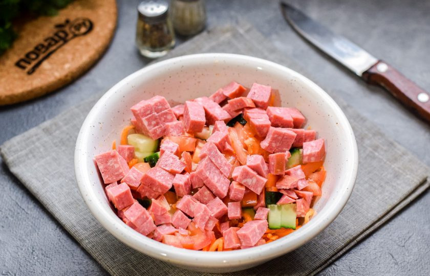 1. Этап. Салат Палитра: Следом нарежьте кусочками копченую колбасу, добавьте в салат.