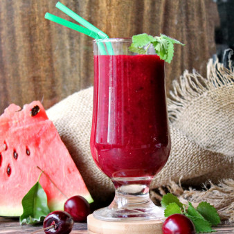 Фреш из черной смородины, вишни и арбуза