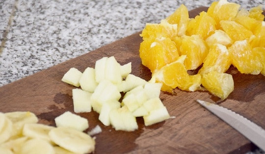 1. Этап. Печенье с фруктами: 8. Подготовьте фрукты: очистите, нарежьте небольшими кусочками. В данном случае это яблоки, банан и цитрусовые, но вы можете использовать в этот рецепт печенья с фруктами абсолютно все.