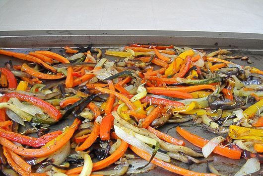 1. Этап. Макароны с овощами: Проверять готовность овощей надо по моркови, если она мягкая, значит форму можно доставать из духовки.