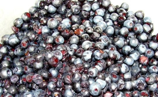 1. Этап. Желе из ягод: Первым делом нам, конечно же, надо тщательно перебрать ягоды от мусора и промыть под холодной водой.