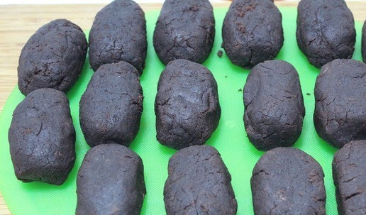 1. Этап. Пирожное Картошка по-новому: Делим на одинаковые шарики и делаем их них картошки. Пирожное получается с трещинками, не совсем гладкое, но это закроет глазурь.