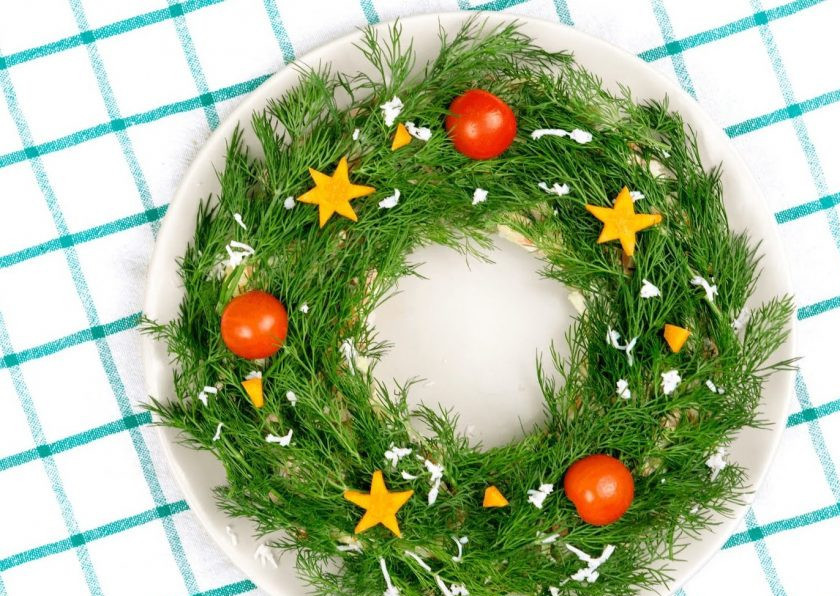 1. Этап. Новогодний венок из оливье: 4. Затем аккуратно выберите стакан и украсьте венок укропом, нарезанным яйцом, морковью и помидорами черри. Приятного аппетита!