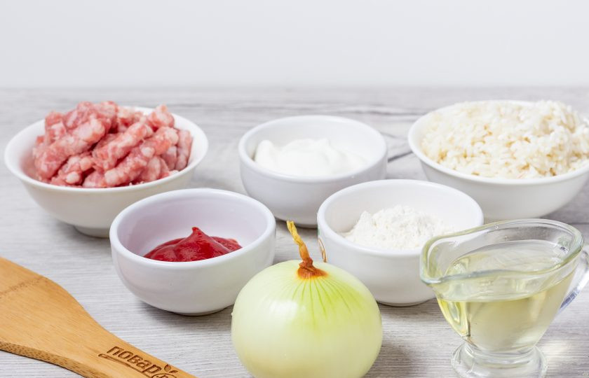 1. Этап. Ежики как в детском саду: Подготовьте все необходимые ингредиенты.