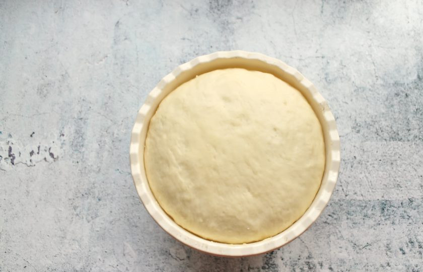 1. Этап. Пирожки с кабачком и фаршем: Миску с тестом накройте и поставьте в теплое место на 50-60 минут для подъема.