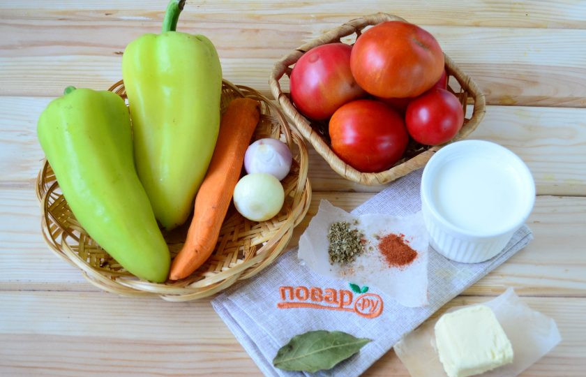 1. Этап. Томатный суп-пюре Красная жара: Подготовьте все необходимые ингредиенты. Морковь и лук очистите, сладкий перец очистите от семян. Все овощи промойте.