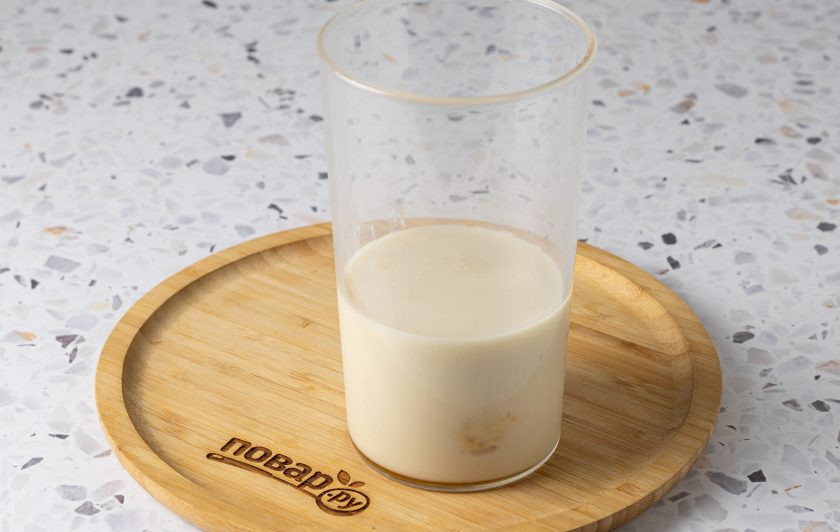 1. Этап. Фисташковый молочный коктейль: В стакане для блендера соедините молоко, мороженое и подсластитель.