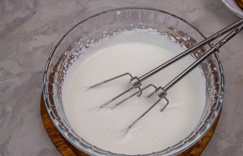 1. Этап. Торт морковный на сковороде: Для крема взбейте холодные жирные сливки с сахарной пудрой до мягких, устойчивых пиков.