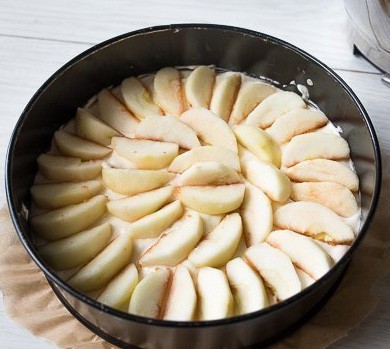 1. Stage. Charlotte with apples: Peel the apples from the skin, cut into slices, remove the middle. Put in a greased form 3/4 of the dough, apples on it.