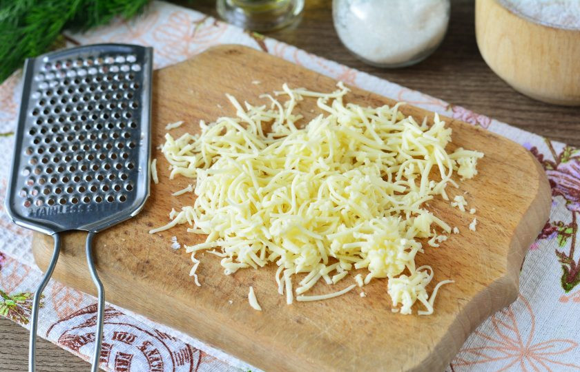 1. Этап. Пицца Терияки: Натрите сыр на терке.