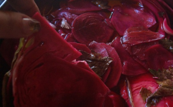 1. Этап. Капуста по-грузински со свеклой: Заливаем овощи холодным рассолом. Затем накрываем крышкой и оставляем на 3 дня при комнатной температуре. Если вам кажется, что рассол не очень соленый - добавьте еще соли.