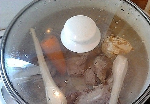 1. Этап. Харчо по-грузински: Перекладываем мясо в большую (на 5 литров) кастрюлю. Заливаем водой, чтобы она покрыла мясо. Когда закипит, выливаем бульон, заливаем чистой водой и добавляем овощи. Когда закипит, убираем пену и добавим лавровый лист, перец горошком и душистый, гвоздику и немного соли. И варим часа 1.5-2.